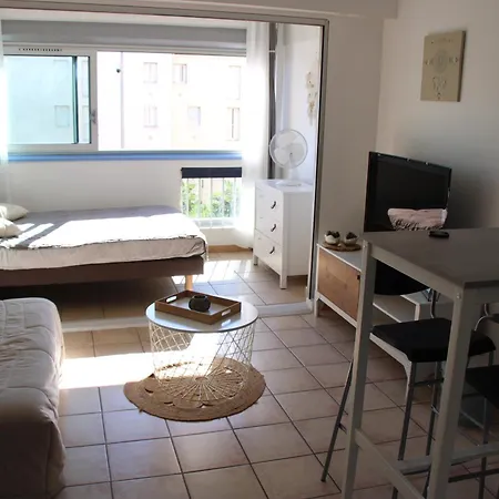 Les Pieds Dans L'eau Au Cap D'agde Agde