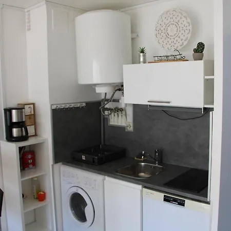 Les Pieds Dans L'eau Au Cap D'agde *